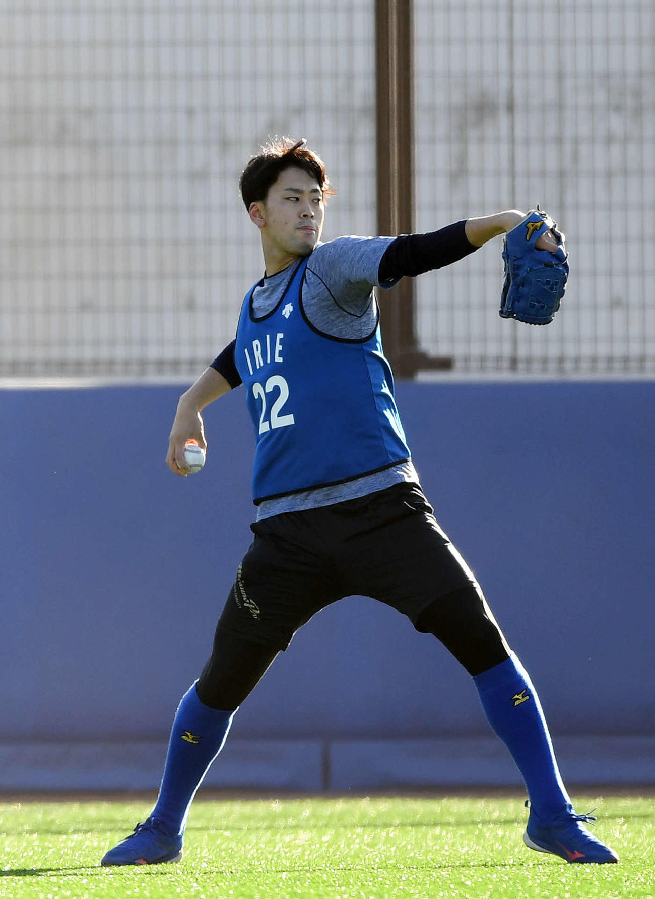 キャッチボールをするDeNA入江（撮影・横山健太）