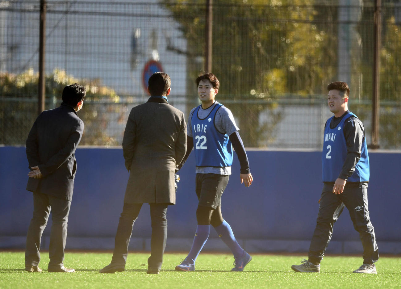 会話を交わす、左からDeNA仁志2軍監督、三浦監督、入江、牧（撮影・横山健太）