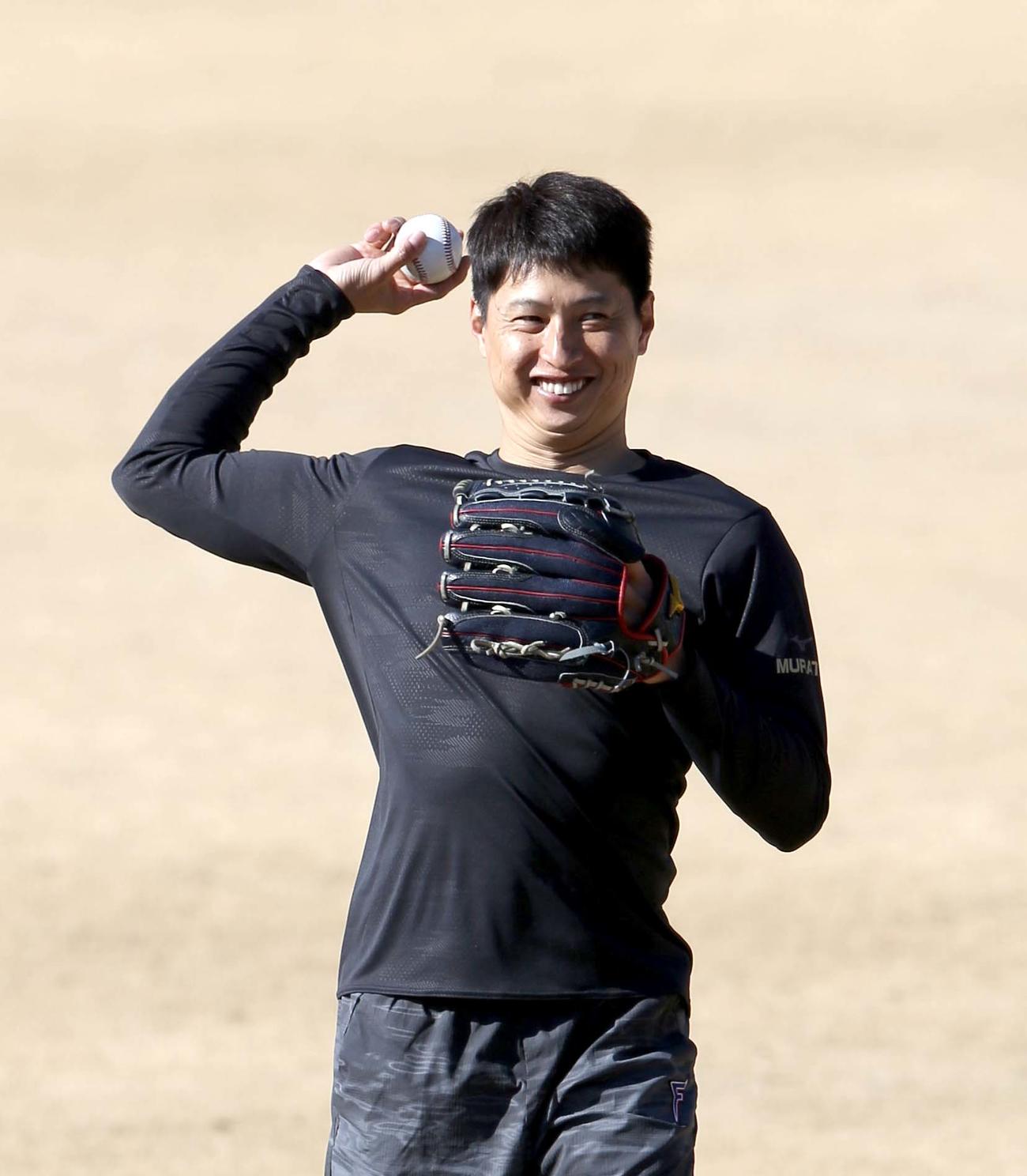 笑顔でキャッチボールをする日本ハム村田（撮影・佐藤翔太）