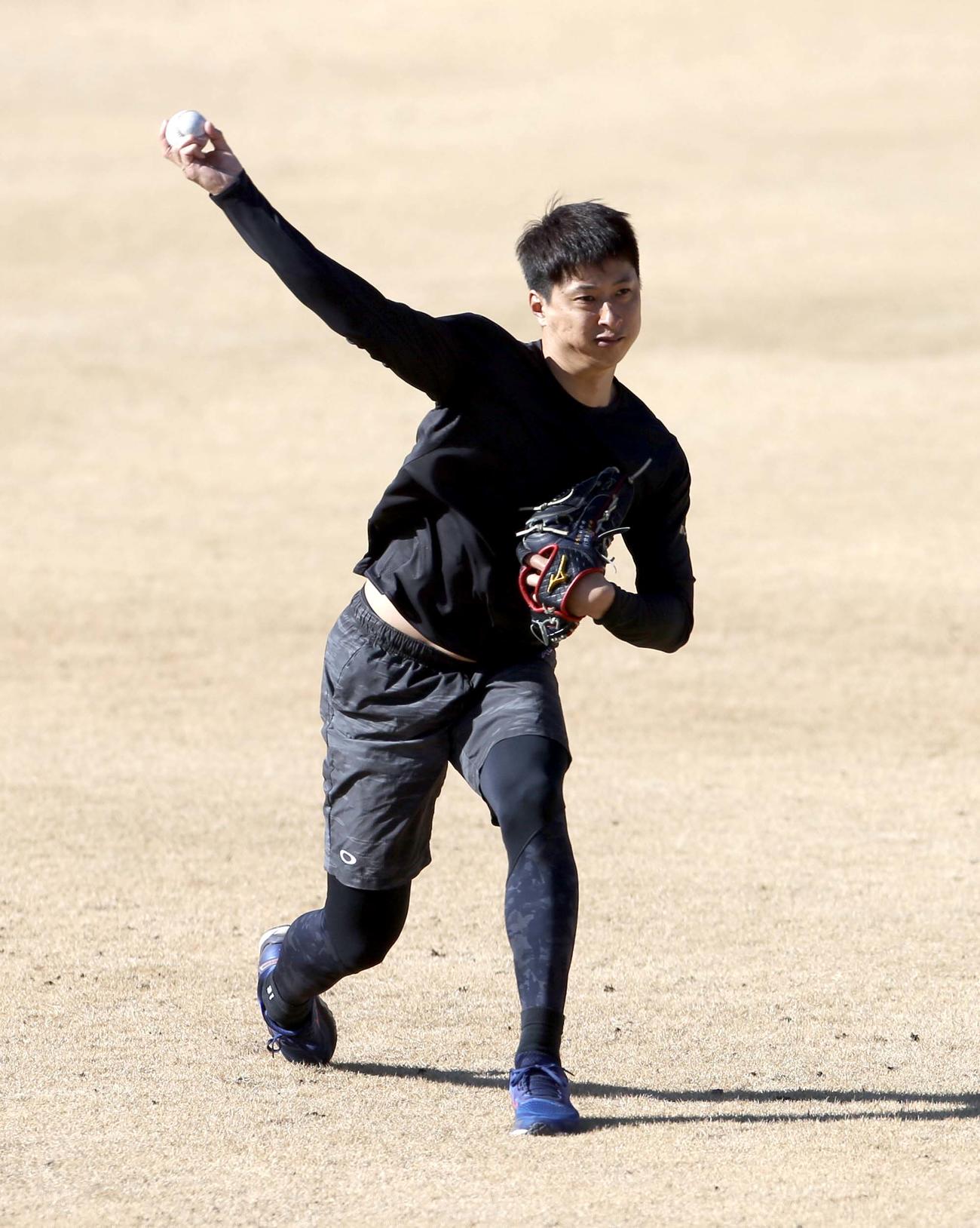力強くキャッチボールをする日本ハム村田（撮影・佐藤翔太）