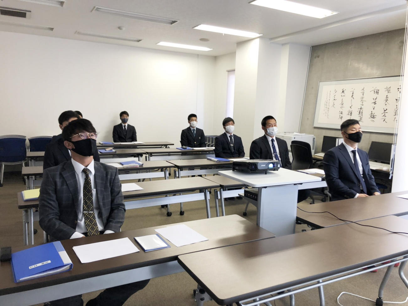 オンラインでの新人選手研修会に出席する佐藤輝明ら阪神の選手たち右前列から佐藤輝明、佐藤蓮、村上頌樹、高寺望夢、左前列から伊藤将司、奥中央は岩田将貴（球団提供）