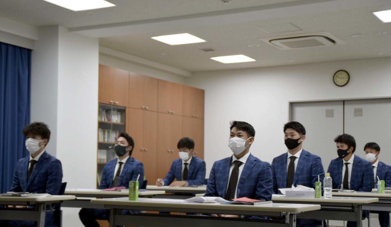 NPB新人選手研修会に出席する日本ハムの新入団選手たち（球団提供）