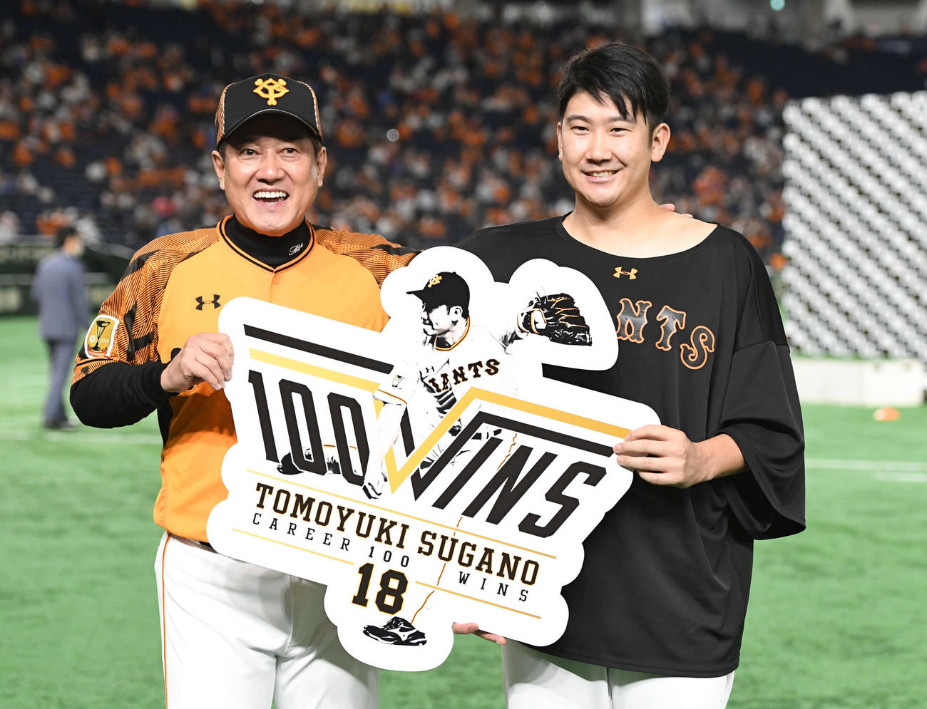 開幕から13連勝でプロ通算100勝目となった巨人菅野智之（右）は原辰徳監督に祝福される（2020年10月6日撮影）