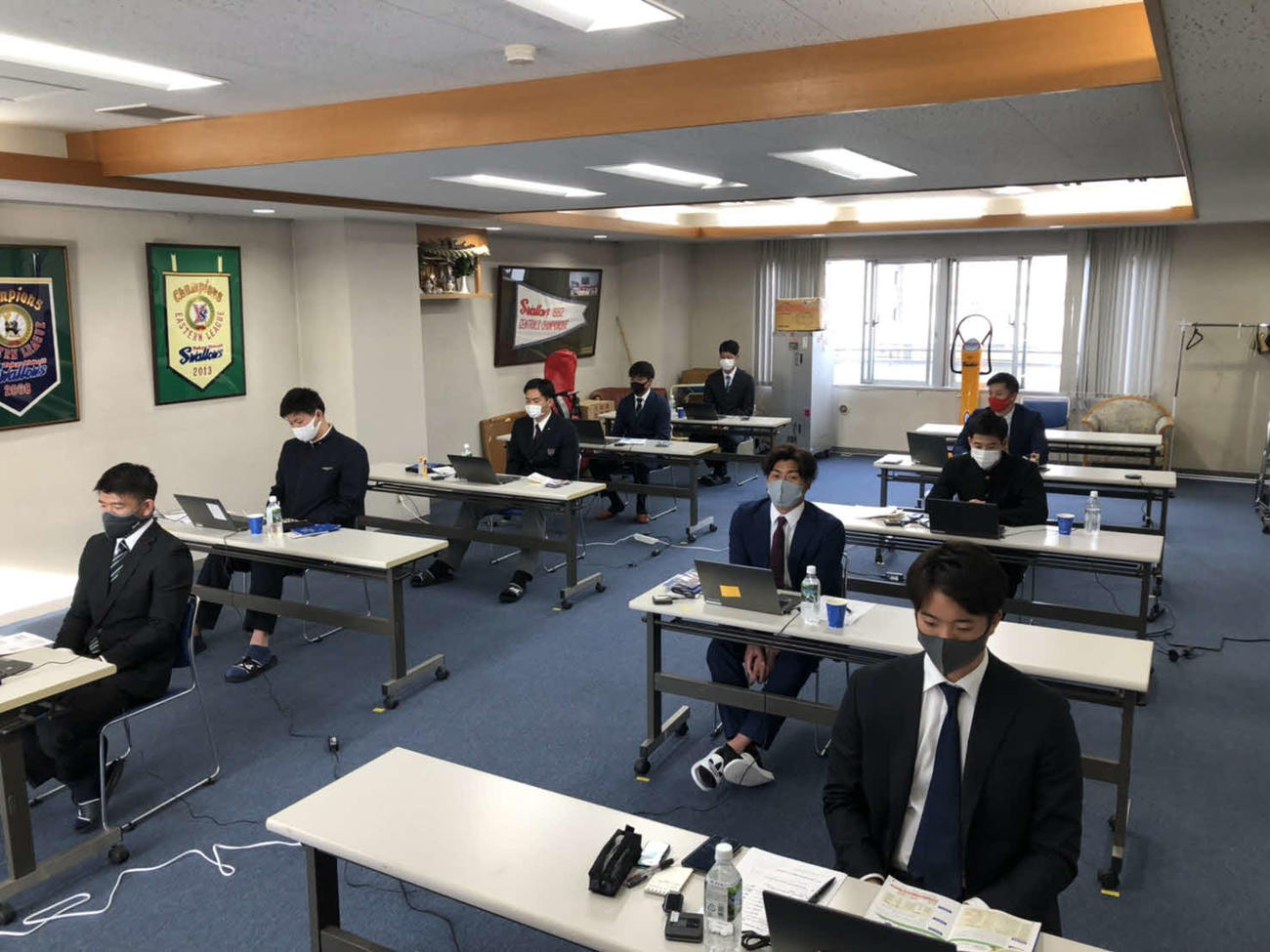 リモートで新人研修会を受講するヤクルトの新人選手たち（球団提供）