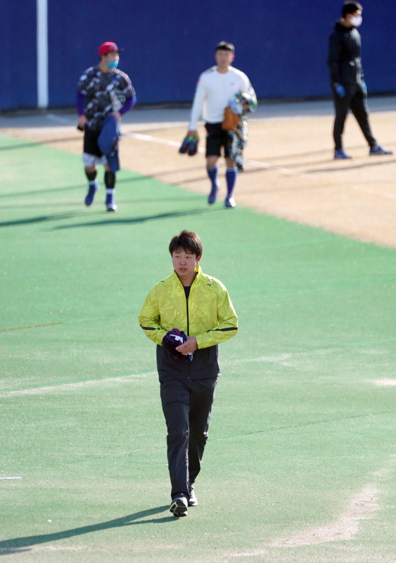 昨日の入寮から一夜明け、早速ナゴヤ球場でランニングを行った高橋宏斗（手前）（撮影・森本幸一）