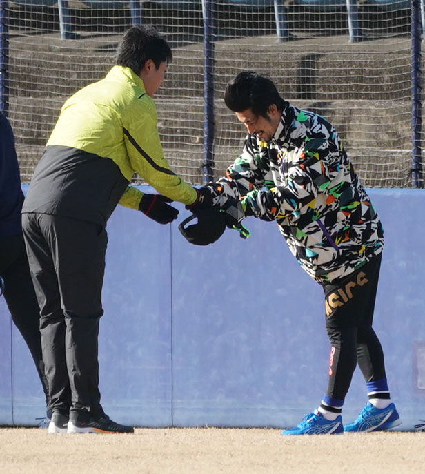 自主トレに訪れたする祖父江大輔（右）に挨拶をする高橋宏斗（左）（撮影・森本幸一）