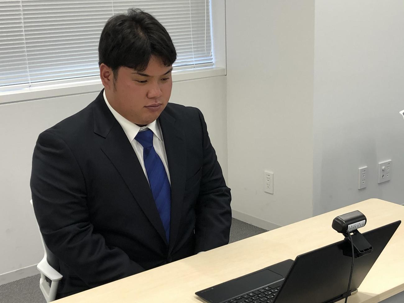 オンライン取材に応じる西武ドラフト1位渡部健人内野手（球団提供）