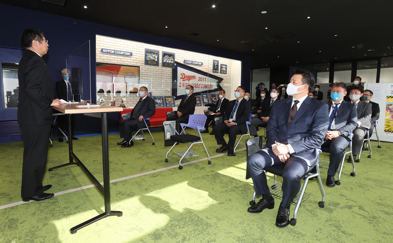 年賀式で挨拶をする大島オーナー（左）。右手前は与田監督