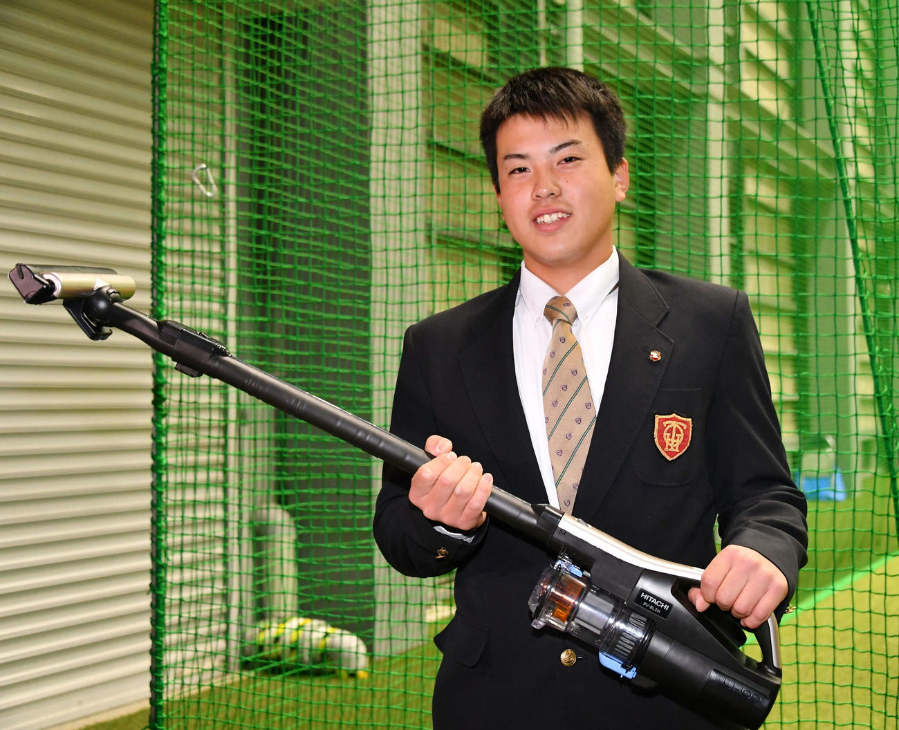 掃除機を持参し入寮した仲三河（代表撮影）