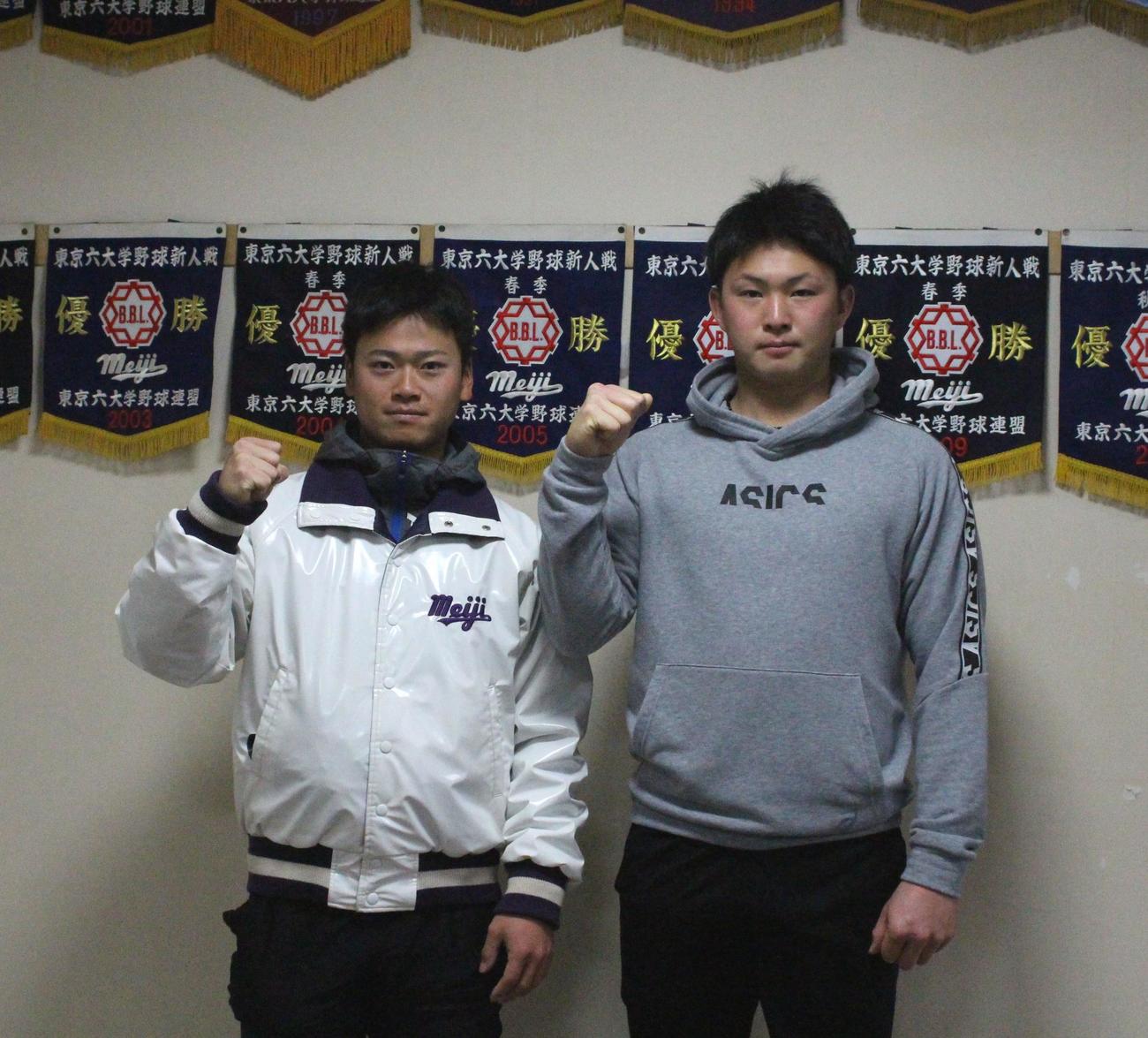 練習始めでランニングを終えた左から明大・丸山主将と竹田投手（撮影・保坂恭子）