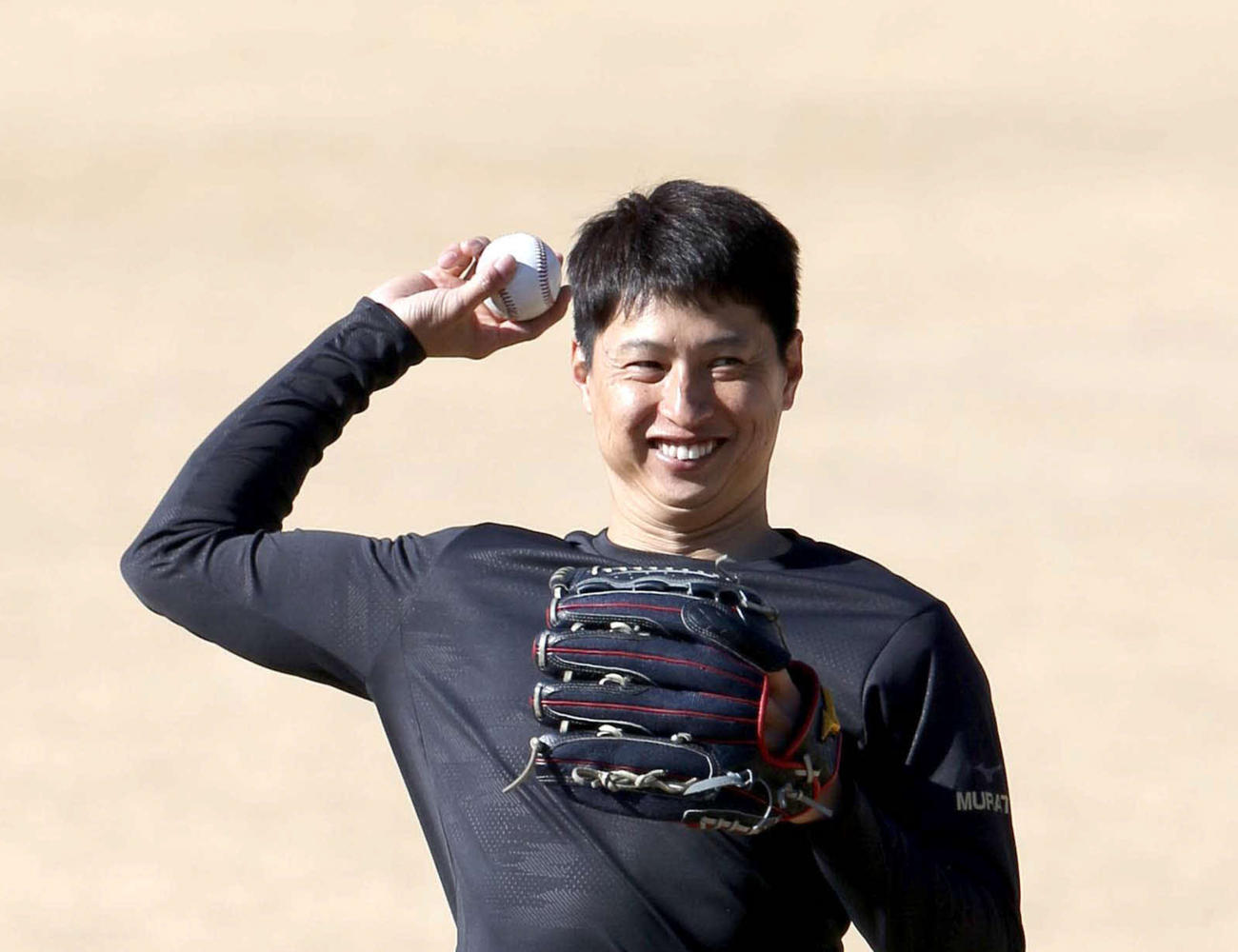 笑顔でキャッチボールをする日本ハム村田（撮影・佐藤翔太）