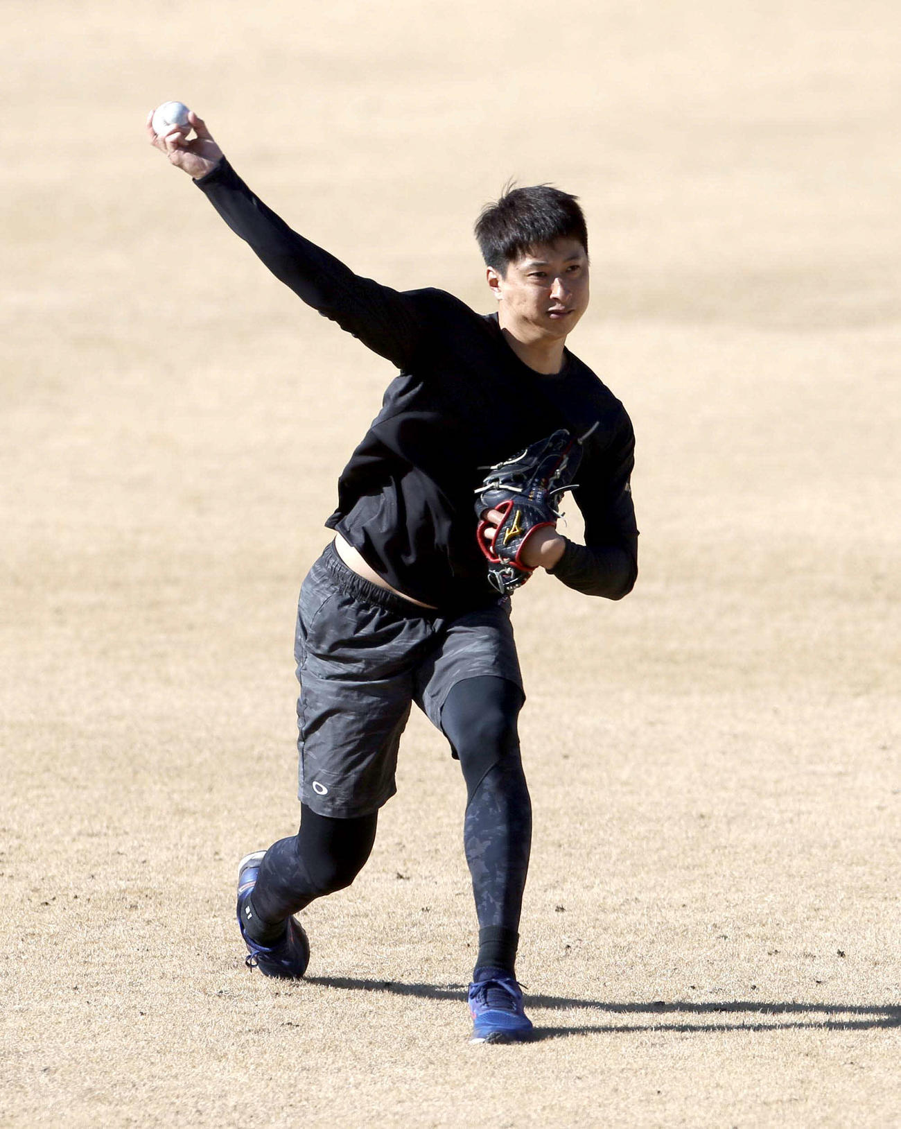 力強くキャッチボールをする日本ハム村田（撮影・佐藤翔太）
