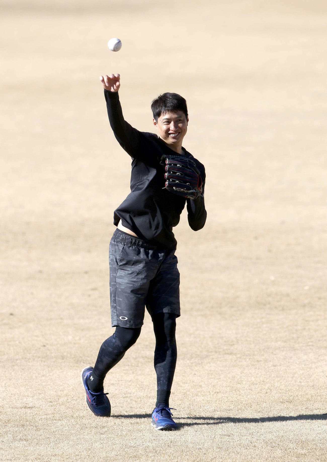 笑顔でキャッチボールをする日本ハム村田（撮影・佐藤翔太）