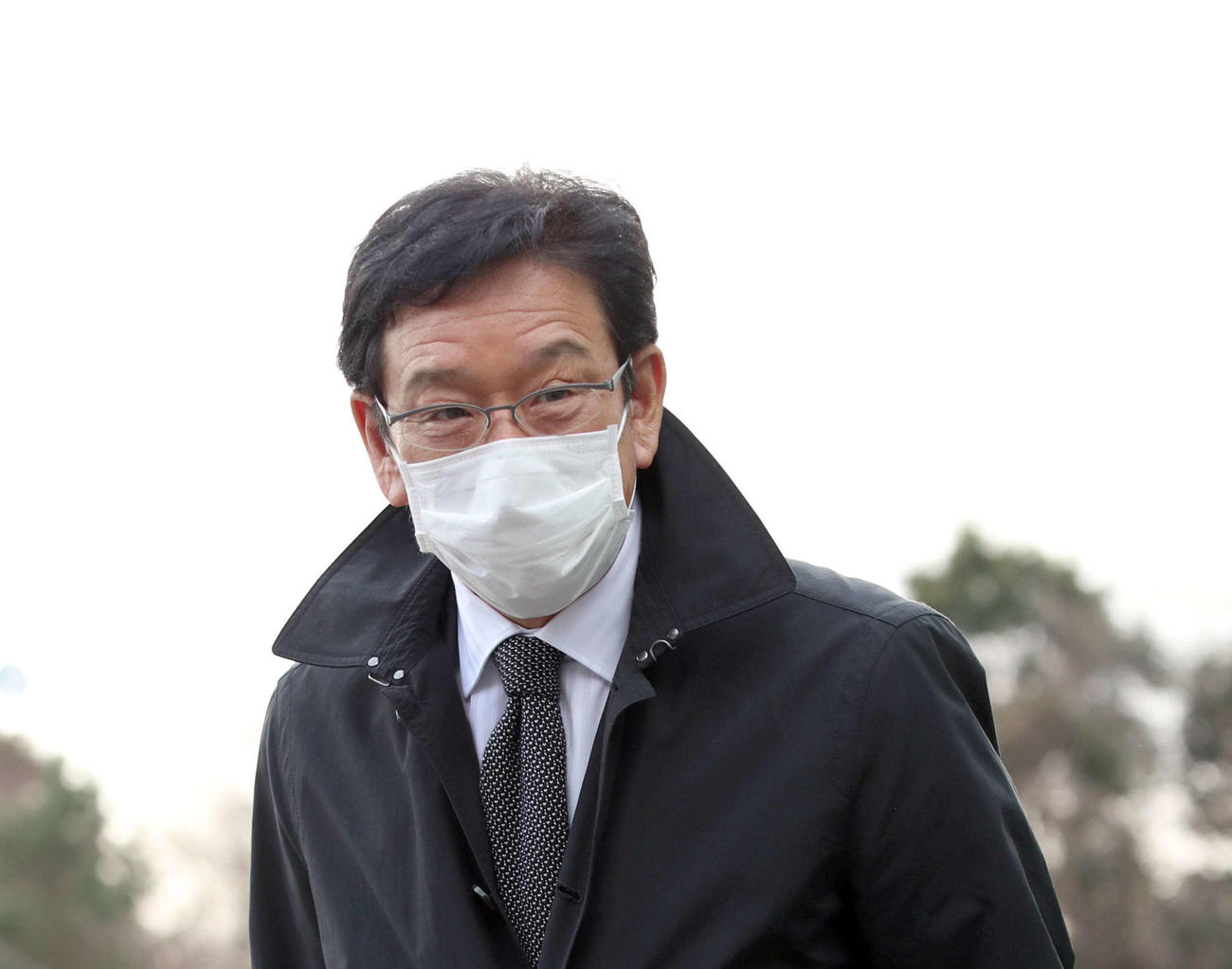 スカウト会議に出席するため鎌ケ谷スタジアムに到着する日本ハム栗山監督（撮影・佐藤翔太）