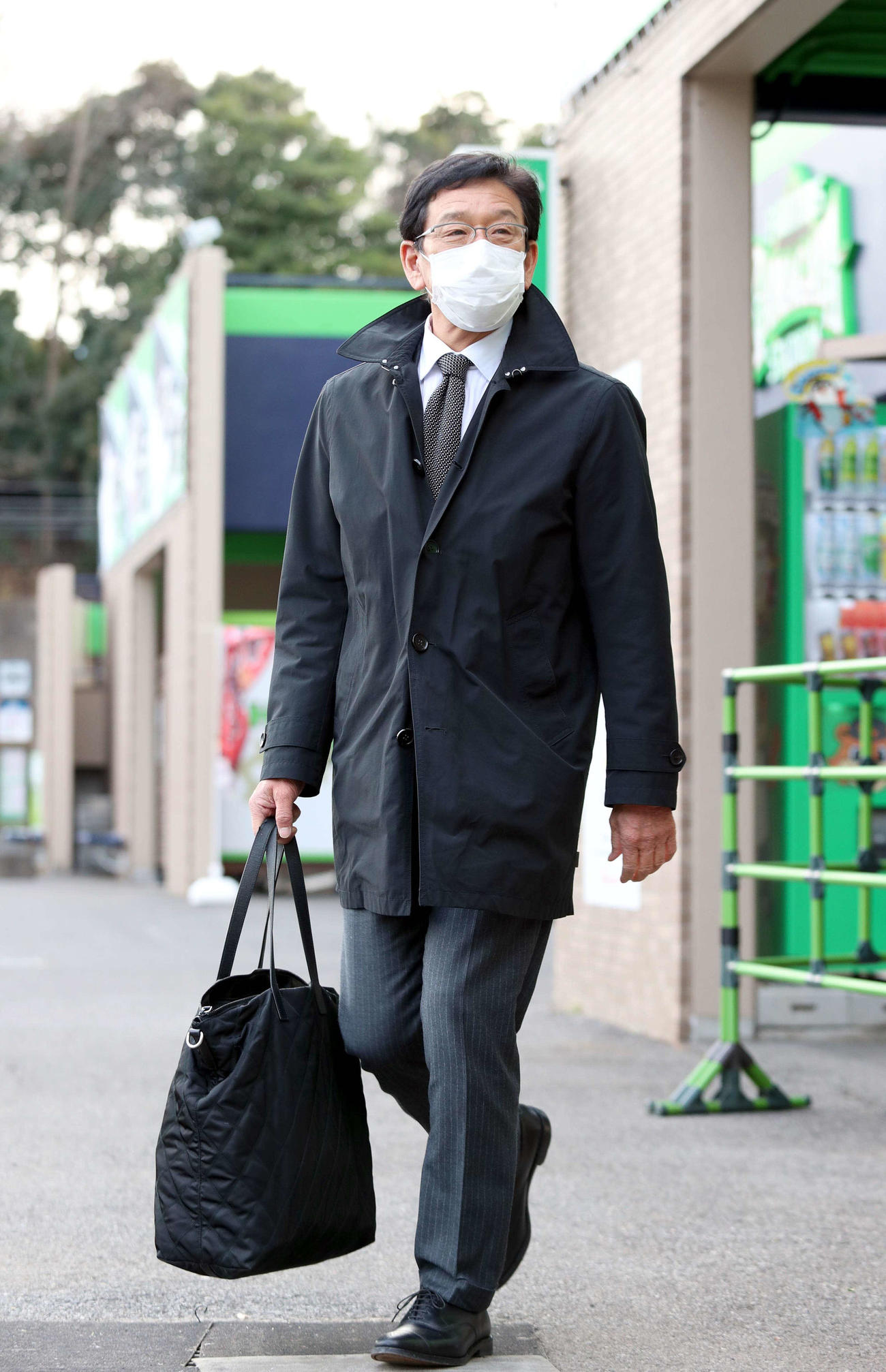 スカウト会議に出席するため鎌ケ谷スタジアムに到着する日本ハム栗山監督（撮影・佐藤翔太）