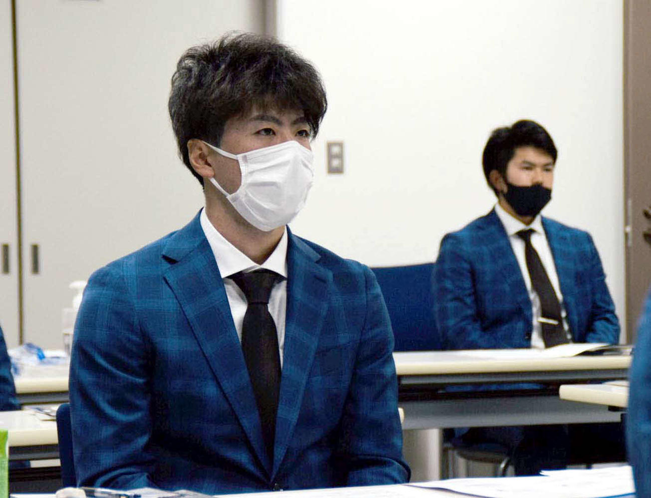 NPB新人選手研修会に出席する日本ハム五十幡（左手前）（球団提供）