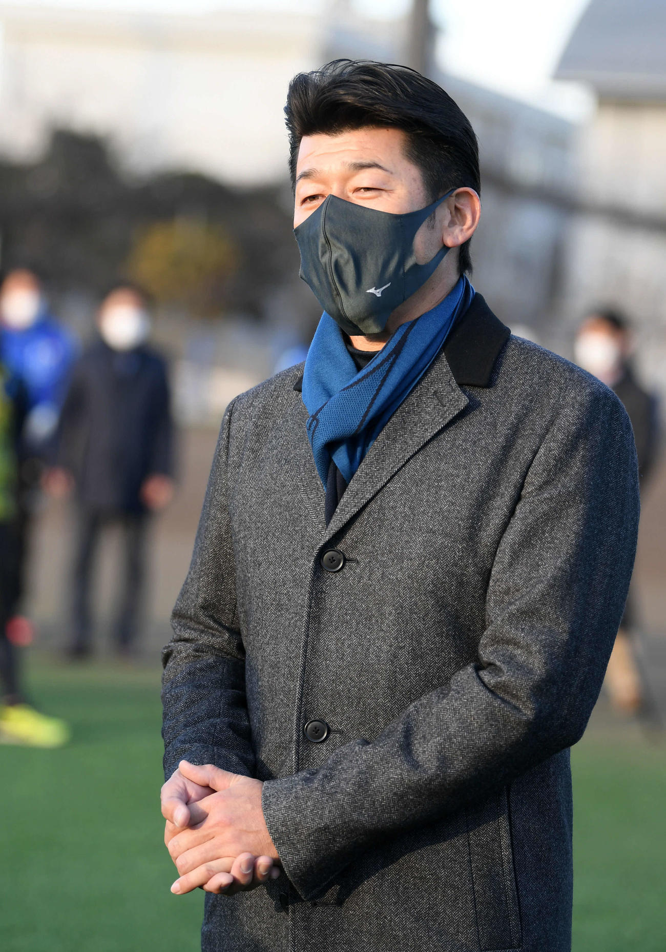 練習開始前、新人選手たちに訓示をするDeNA三浦監督（撮影・横山健太）
