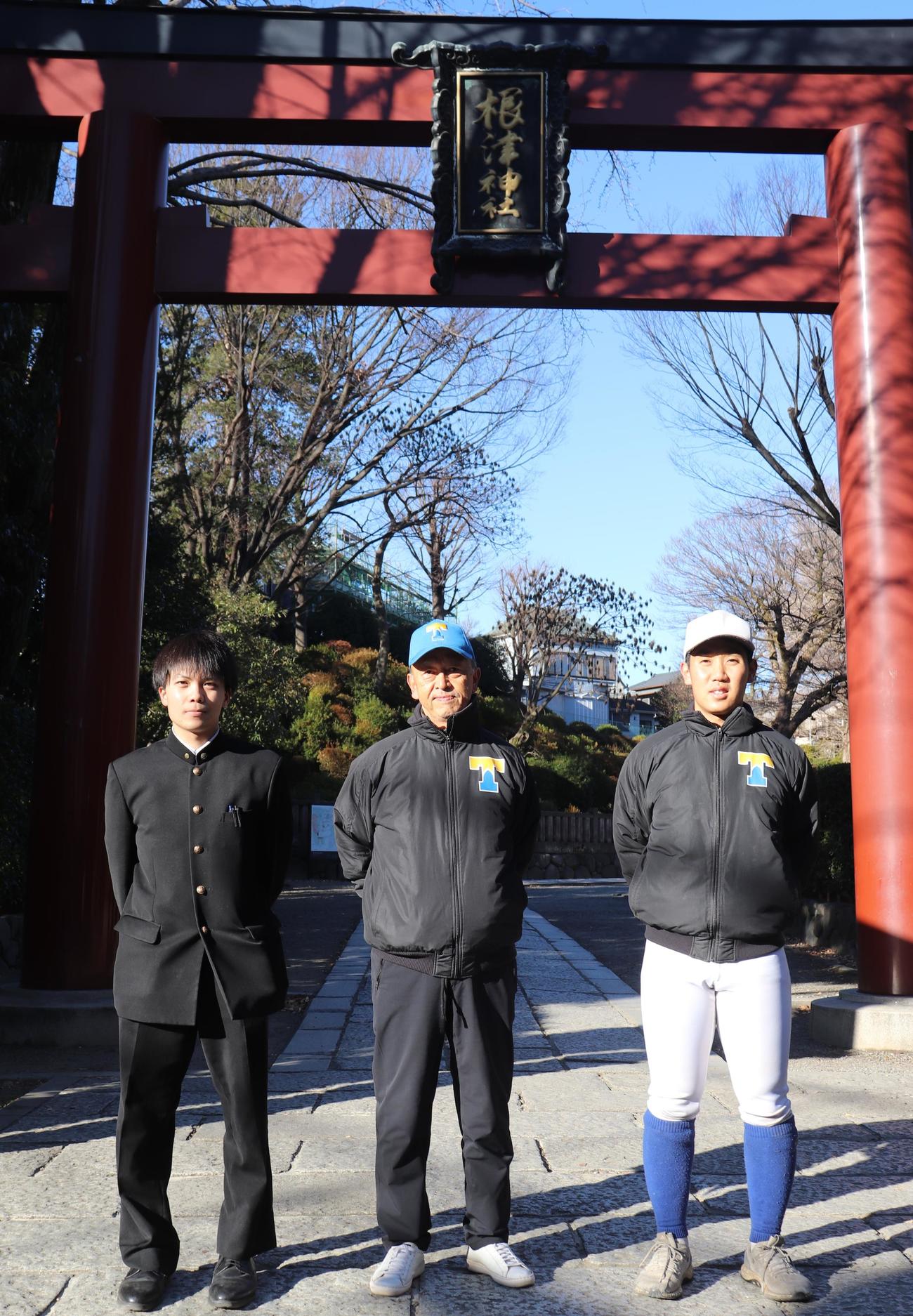 根津神社に新年の参拝を行った、左から東大・吉田主務、井手監督、大音主将（撮影・古川真弥）
