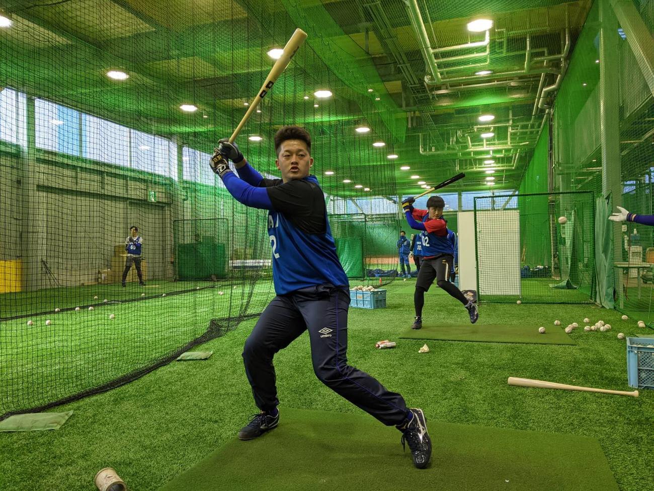 新人合同自主トレで打撃練習を行うDeNA牧（球団提供）