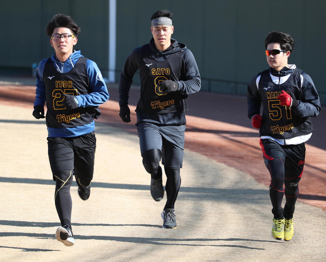伊藤将（左）と中野（右）とダッシュする佐藤輝（代表撮影）