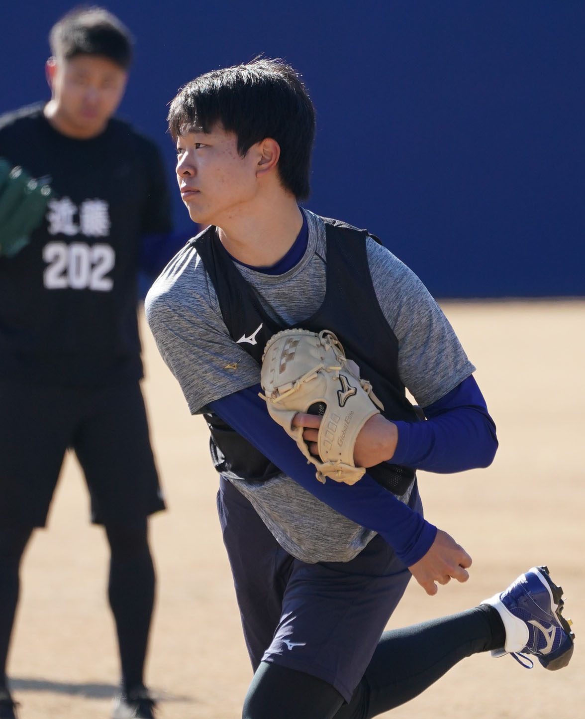 キャッチボールをする高橋宏斗（撮影・森本幸一）
