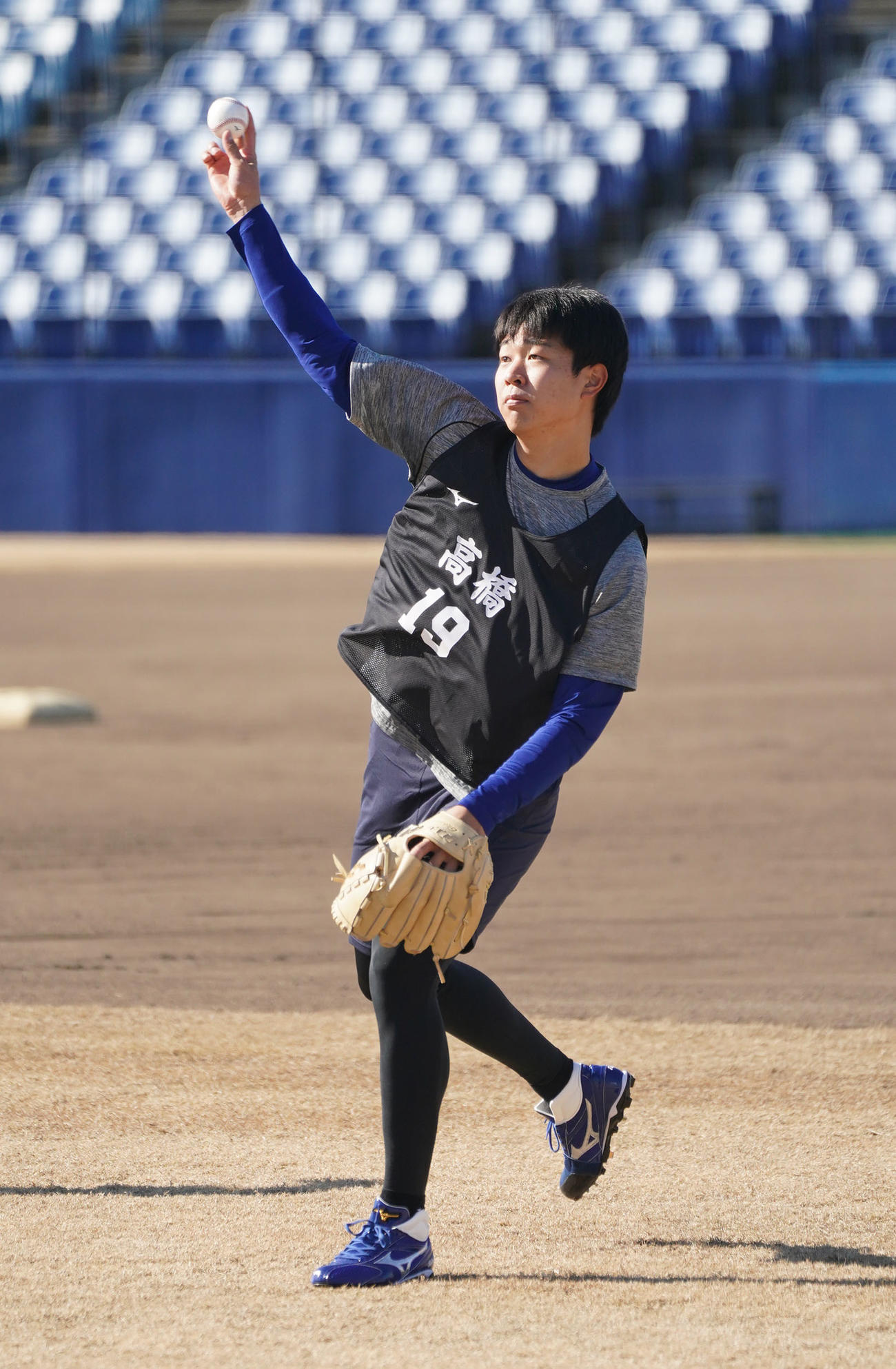 キャッチボールをする高橋宏斗（撮影・森本幸一）