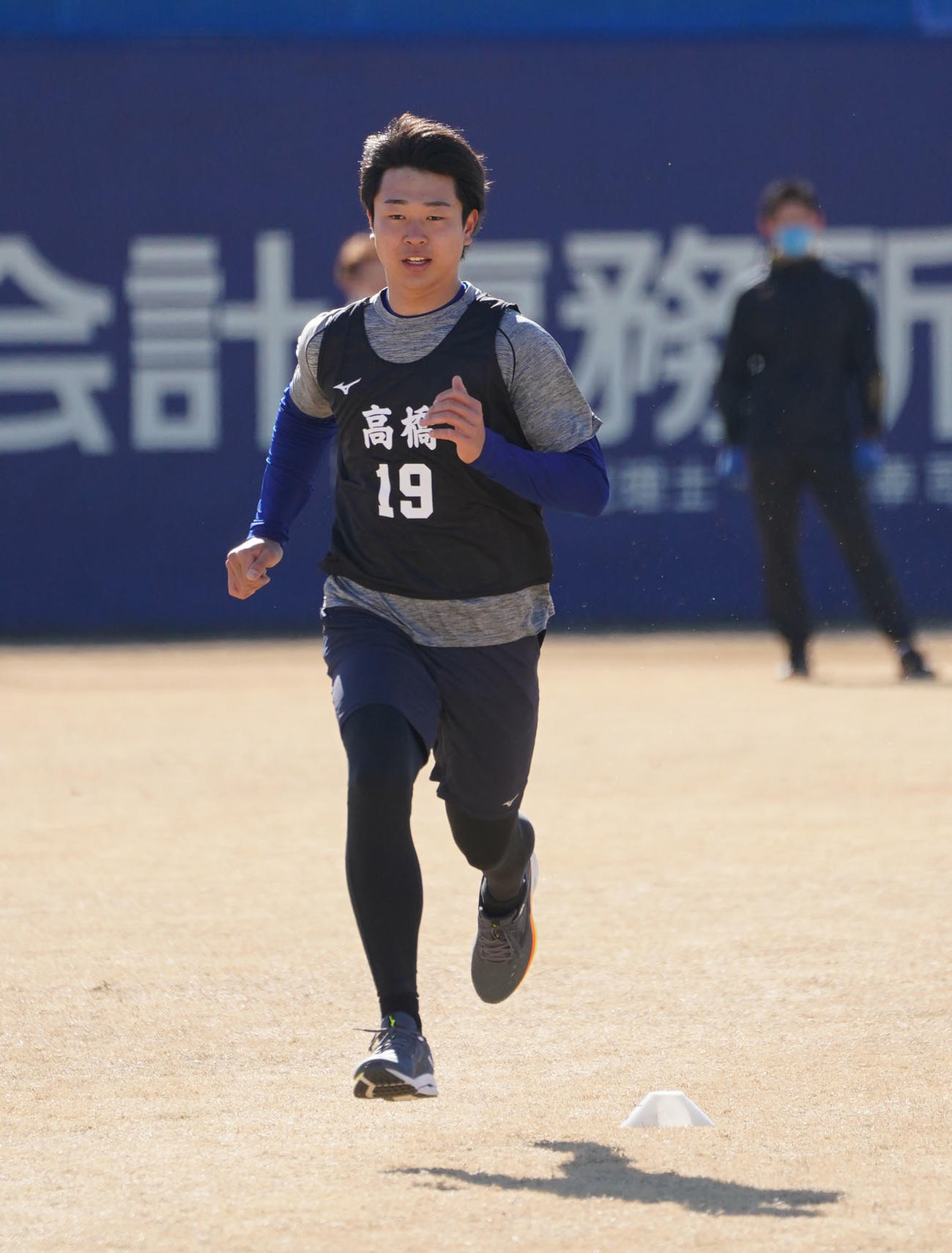 ランニングメニューをこなす高橋宏斗（撮影・森本幸一）