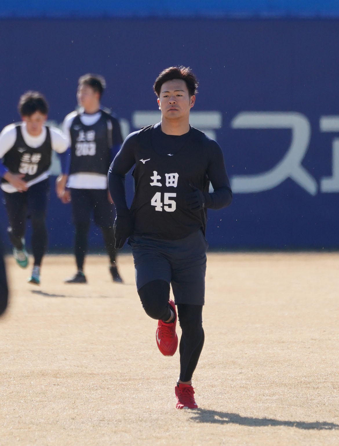ランニングをする土田龍空（中央）（撮影・森本幸一）