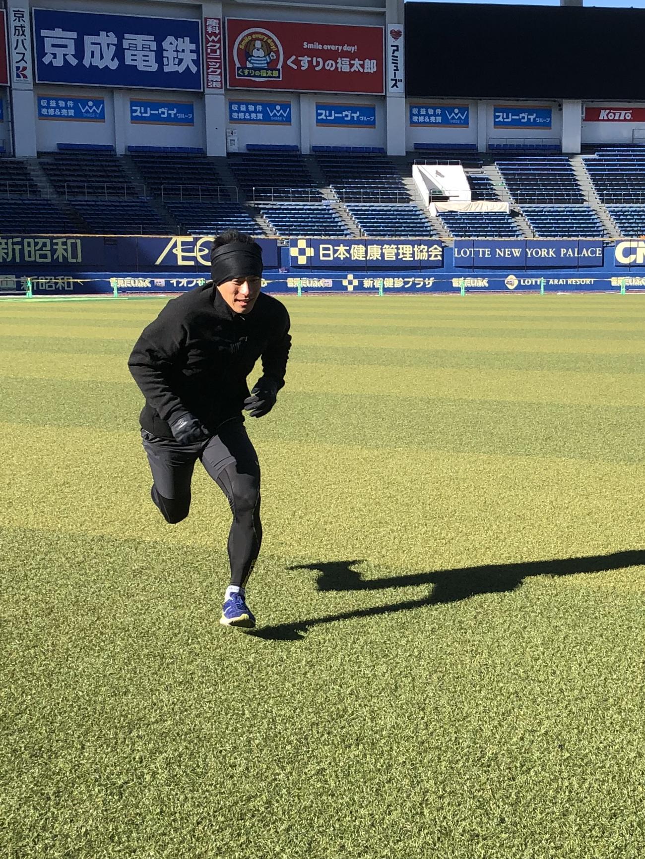 ZOZOマリンで自主トレを行うロッテ荻野