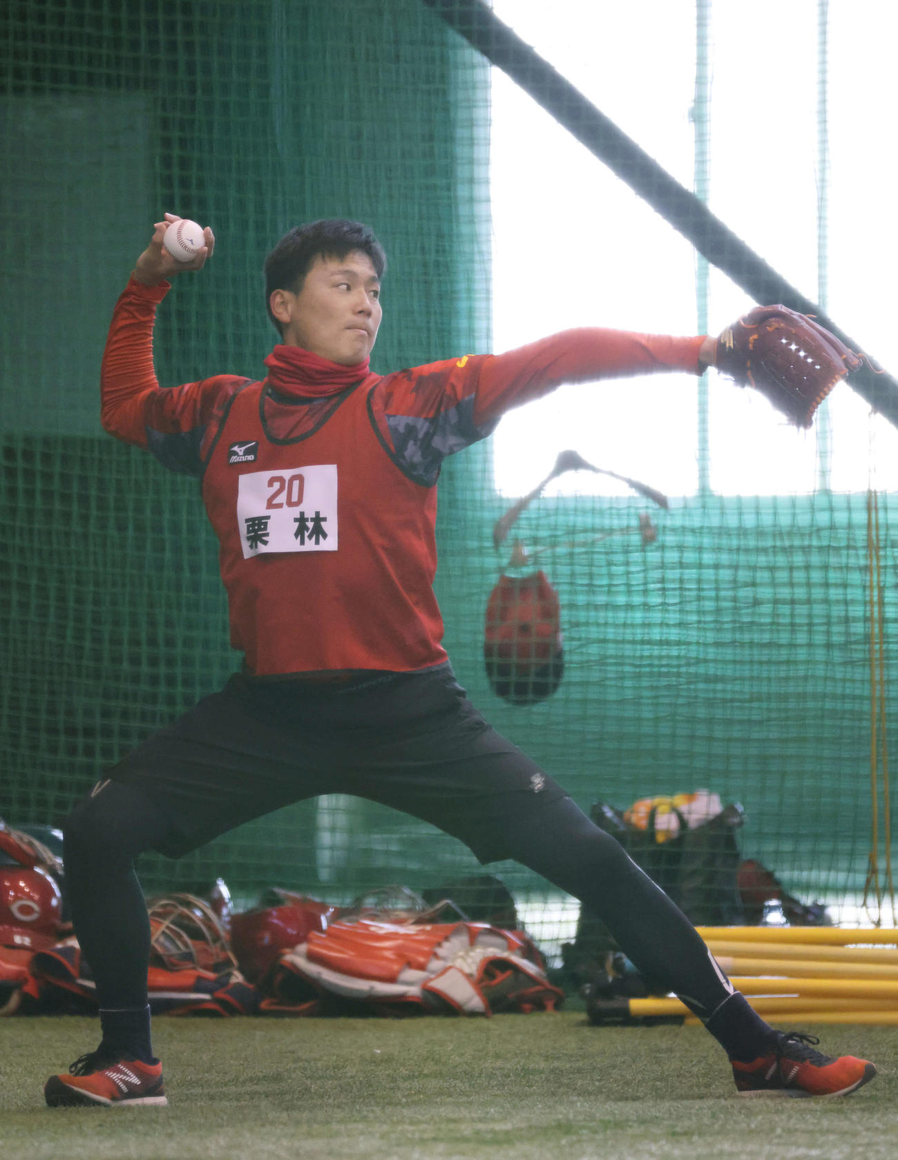 新人合同自主トレでキャッチボールをする広島栗林（撮影・加藤孝規）