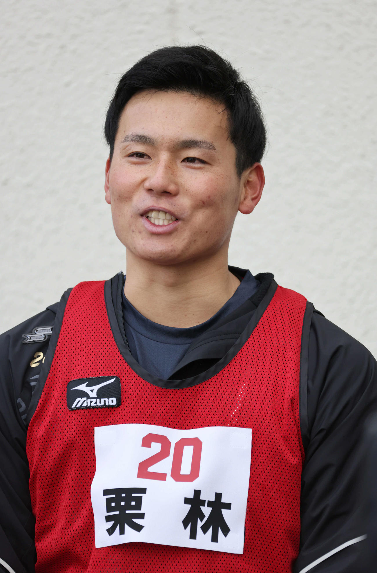 インタビューを受けるドラフト1位の栗林（撮影・加藤孝規）