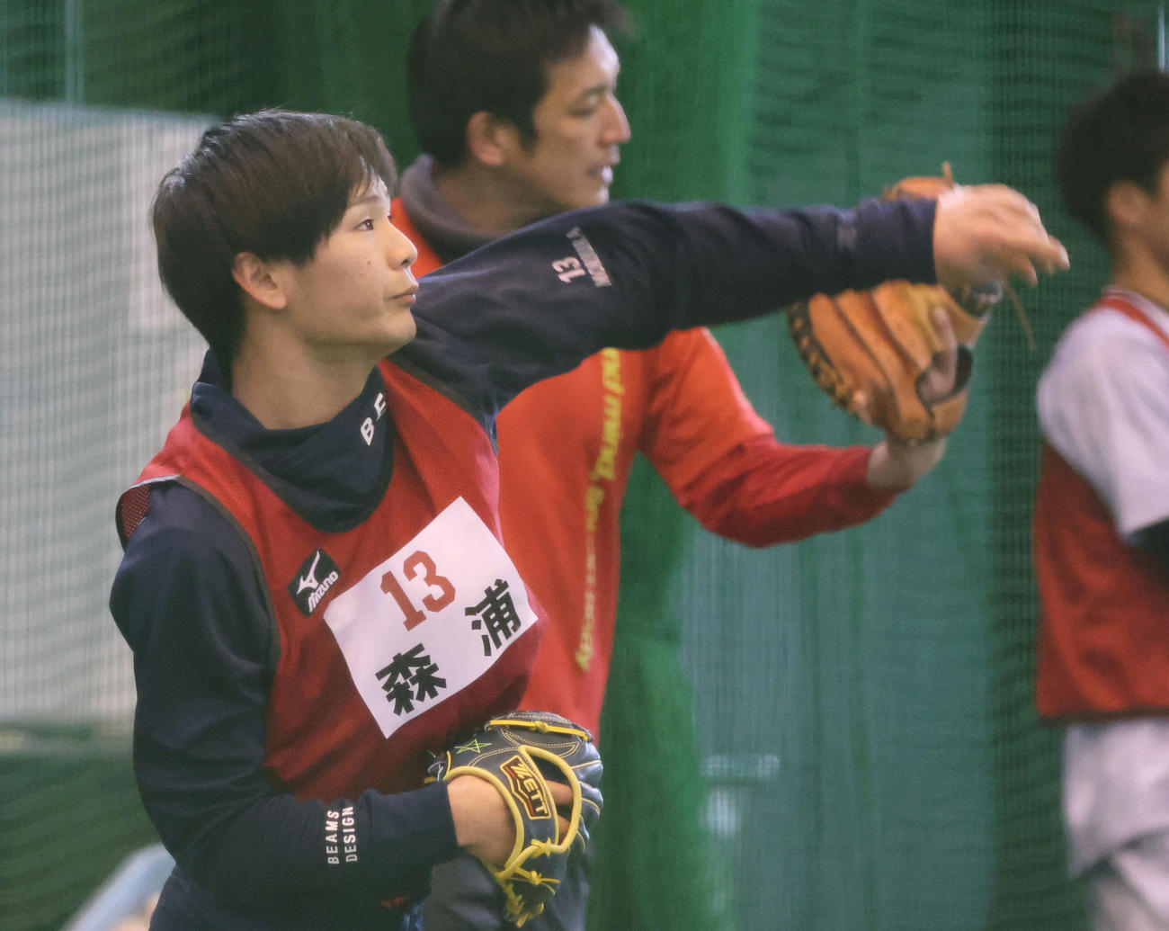 新人合同自主トレ　キャッチボールをするドラフト2位の森浦（撮影・加藤孝規）