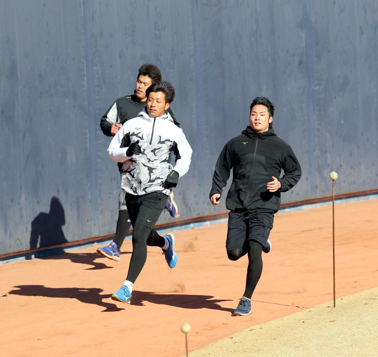 ダッシュをする左から日本ハム今川、古川、伊藤（撮影・佐藤翔太）