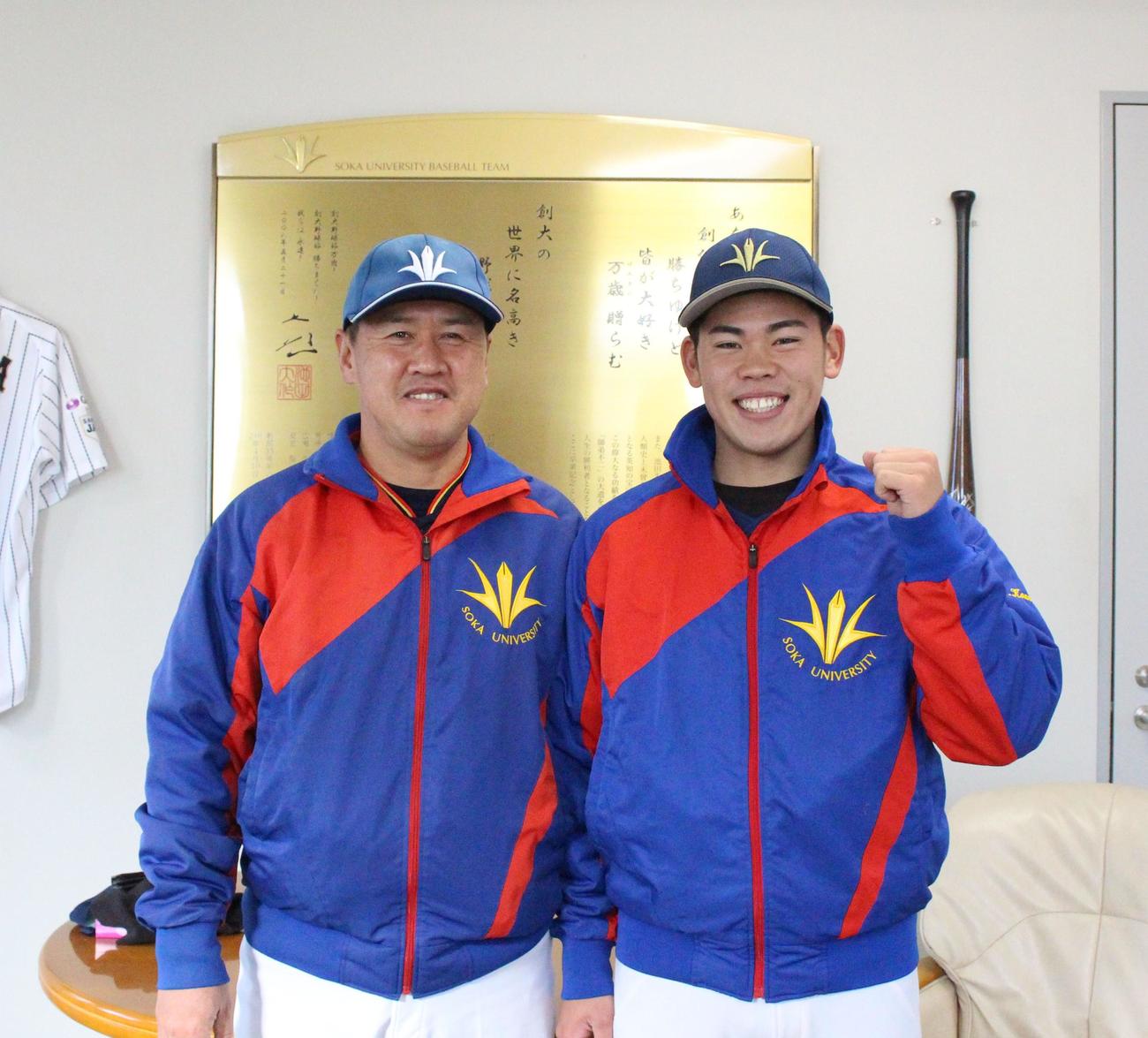 創価大の堀内新監督（左）と鈴木（撮影・保坂恭子）
