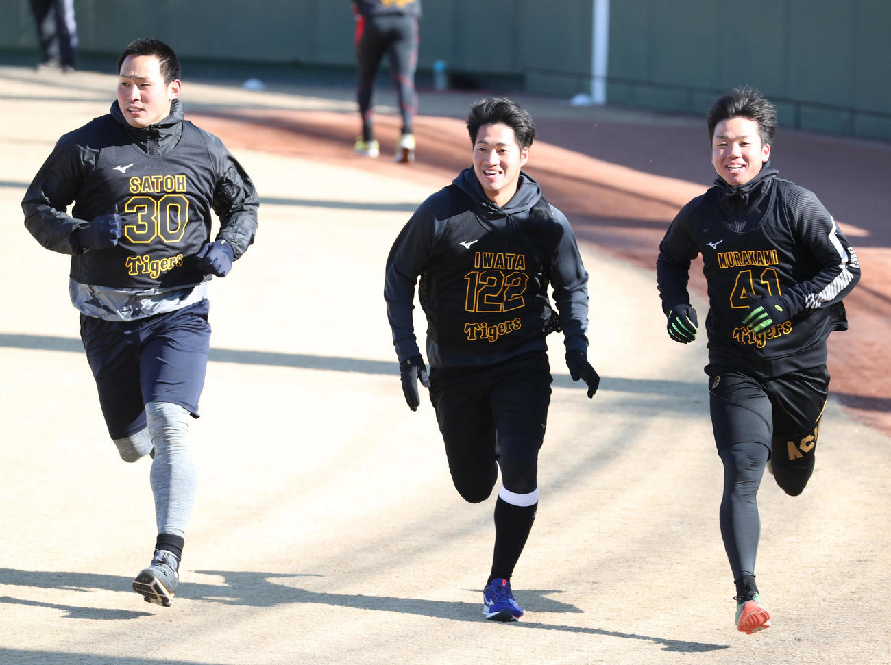 村上（右）と岩田（中央）とダッシュする佐藤蓮投手（代表撮影）