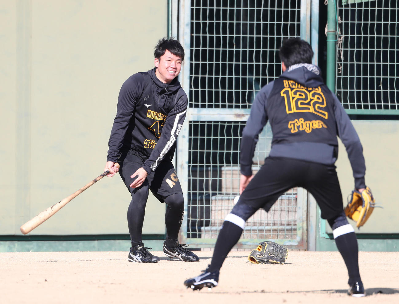 岩田（右）とペッパーする村上頌樹投手