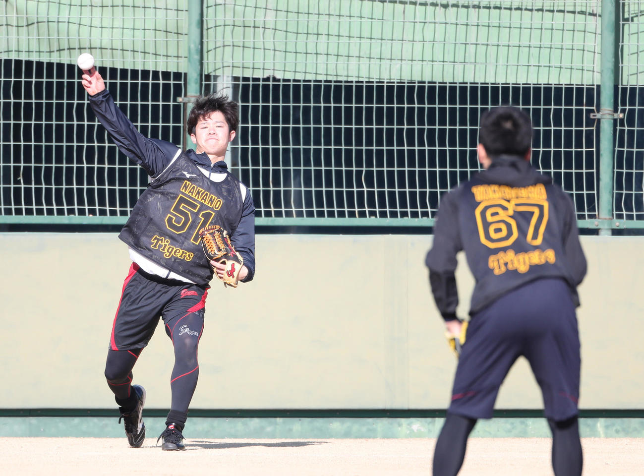 高寺（右）とキャッチボールする中野拓夢内野手（代表撮影）
