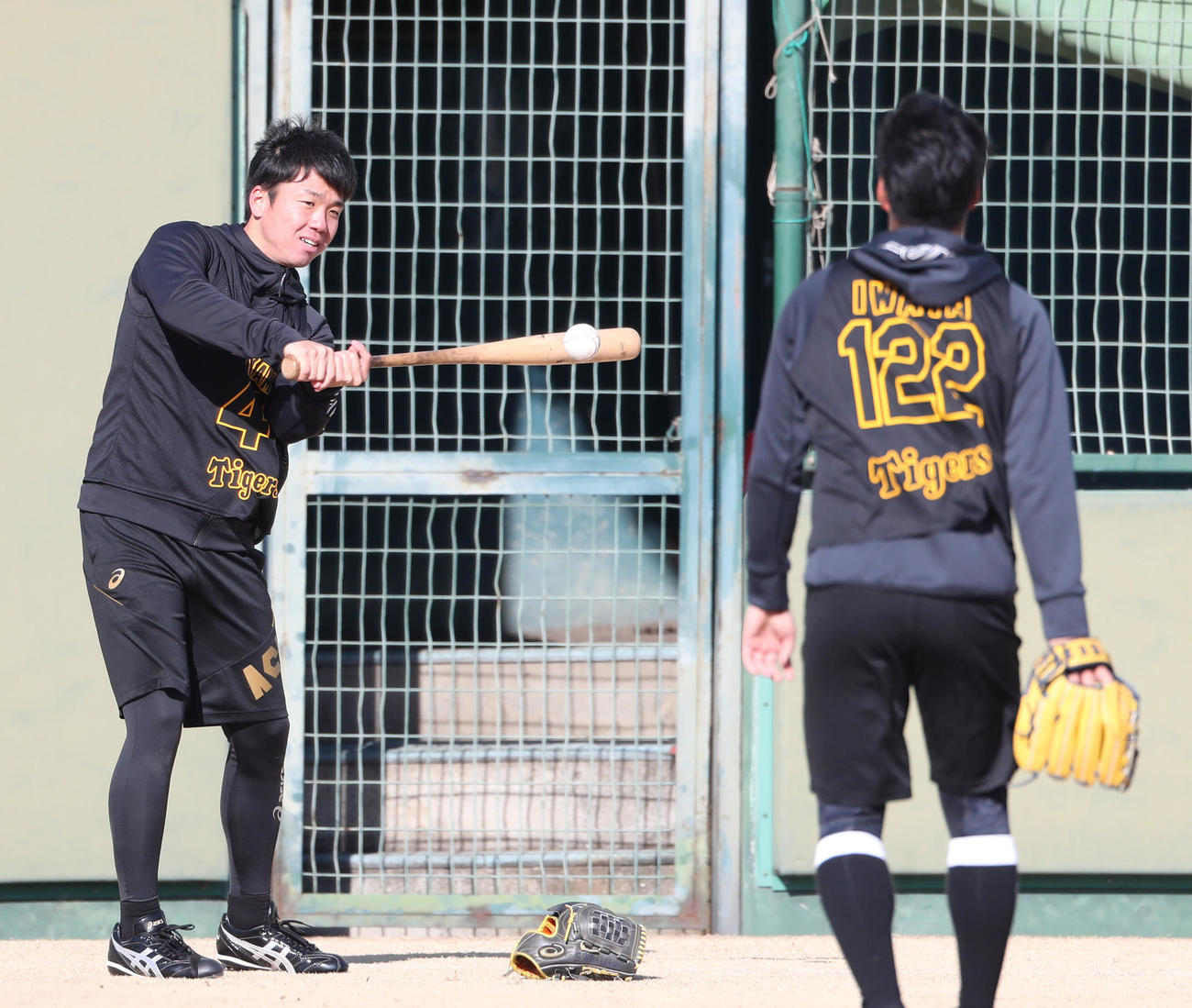 岩田将貴（右）とペッパーする村上頌樹（代表撮影）
