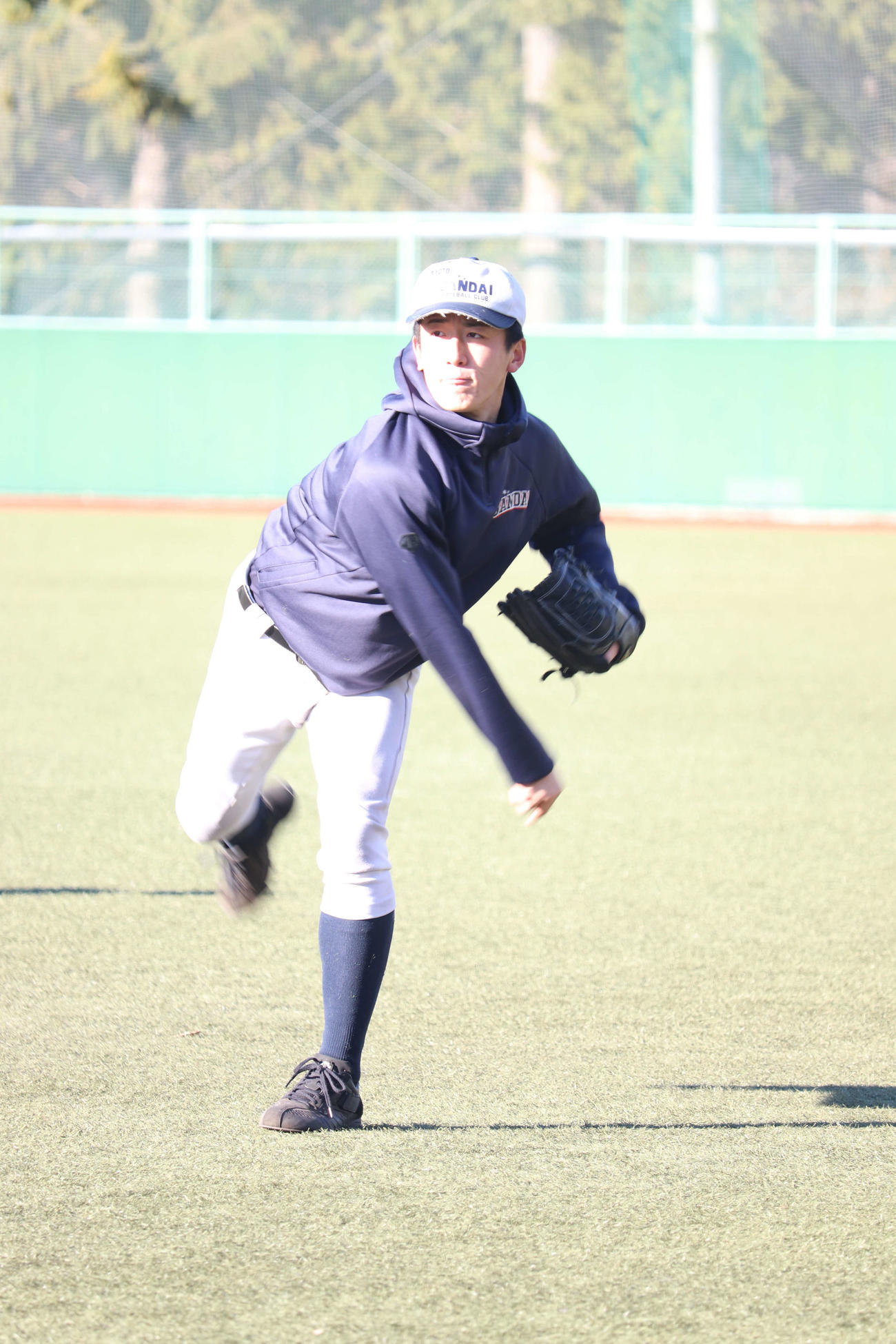キャッチボールをする京産大・北山