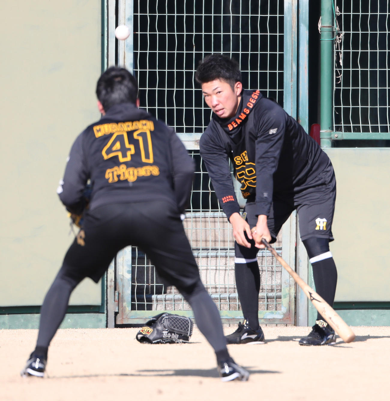 村上（左）とペッパーする石井