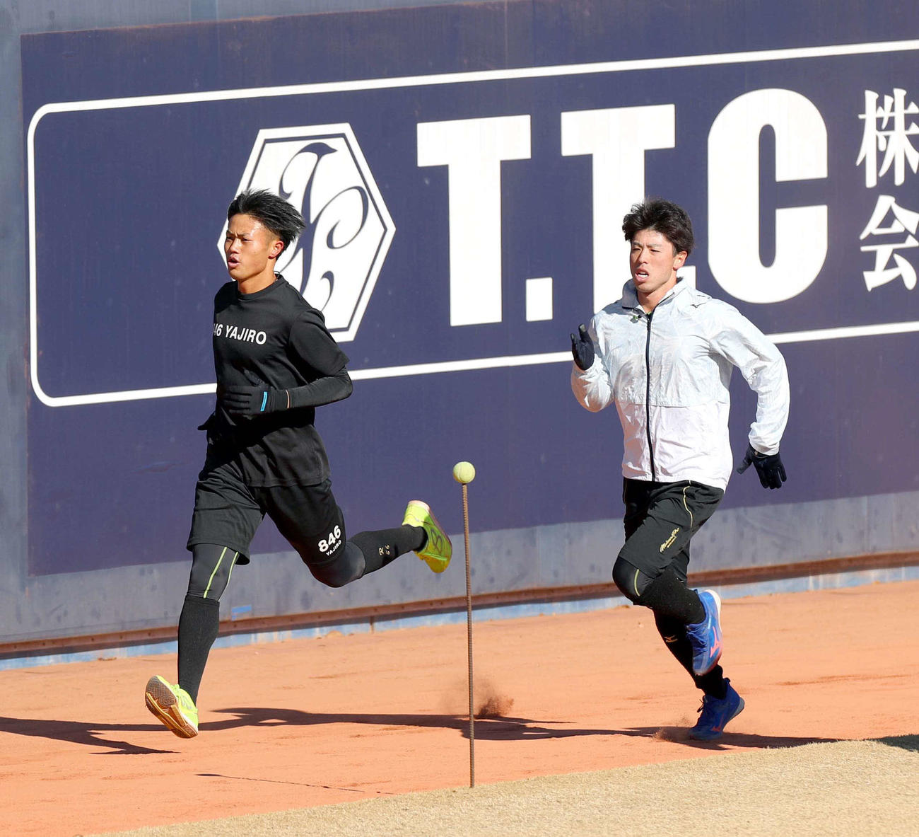 ダッシュをする日本ハム細川（左）と五十幡（撮影・佐藤翔太）