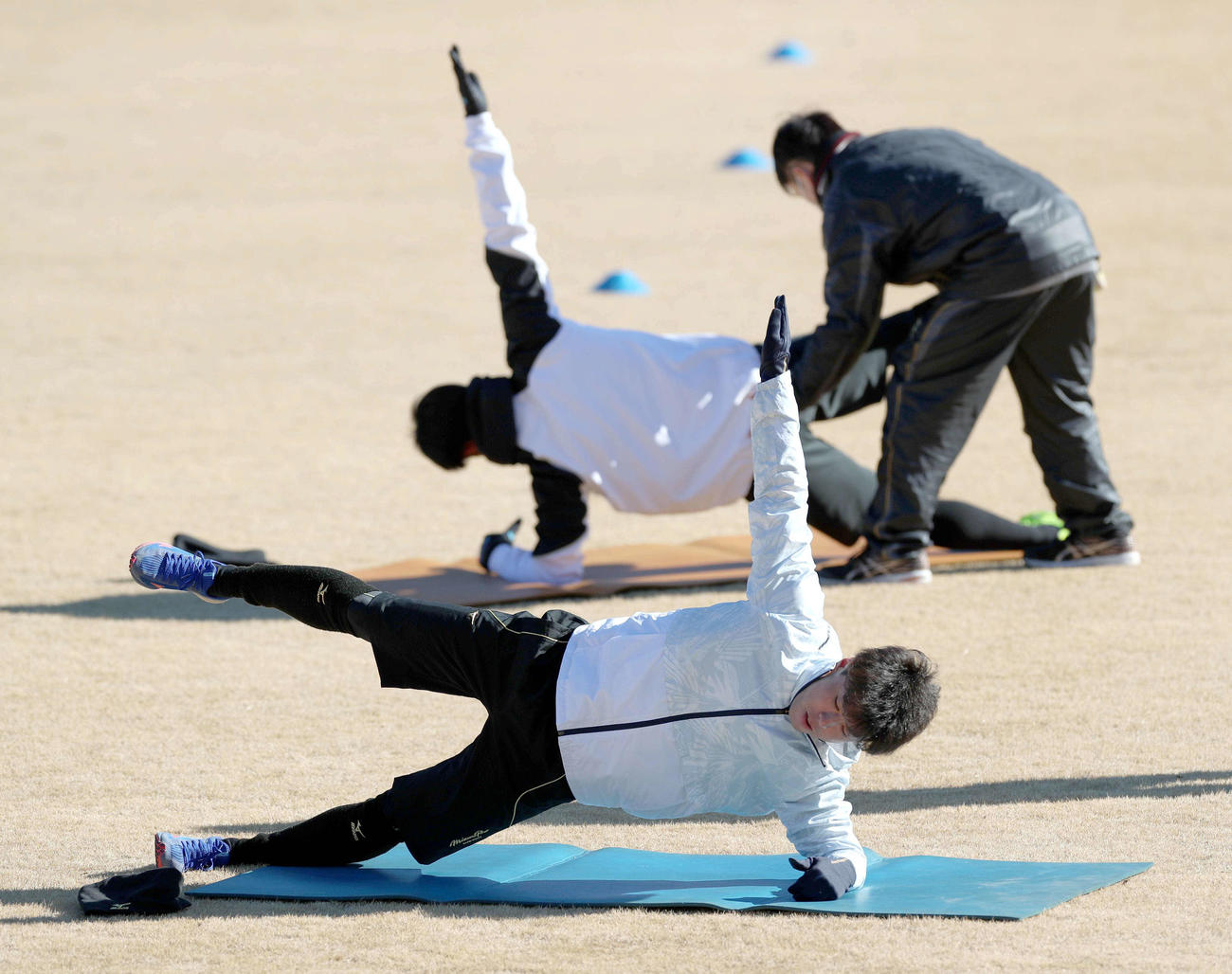 体幹トレーニングをする日本ハム五十幡（手前）（撮影・佐藤翔太）