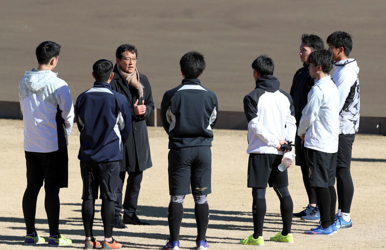 新入団選手たちに言葉をかける日本ハム栗山監督（左から3人目）（撮影・佐藤翔太）