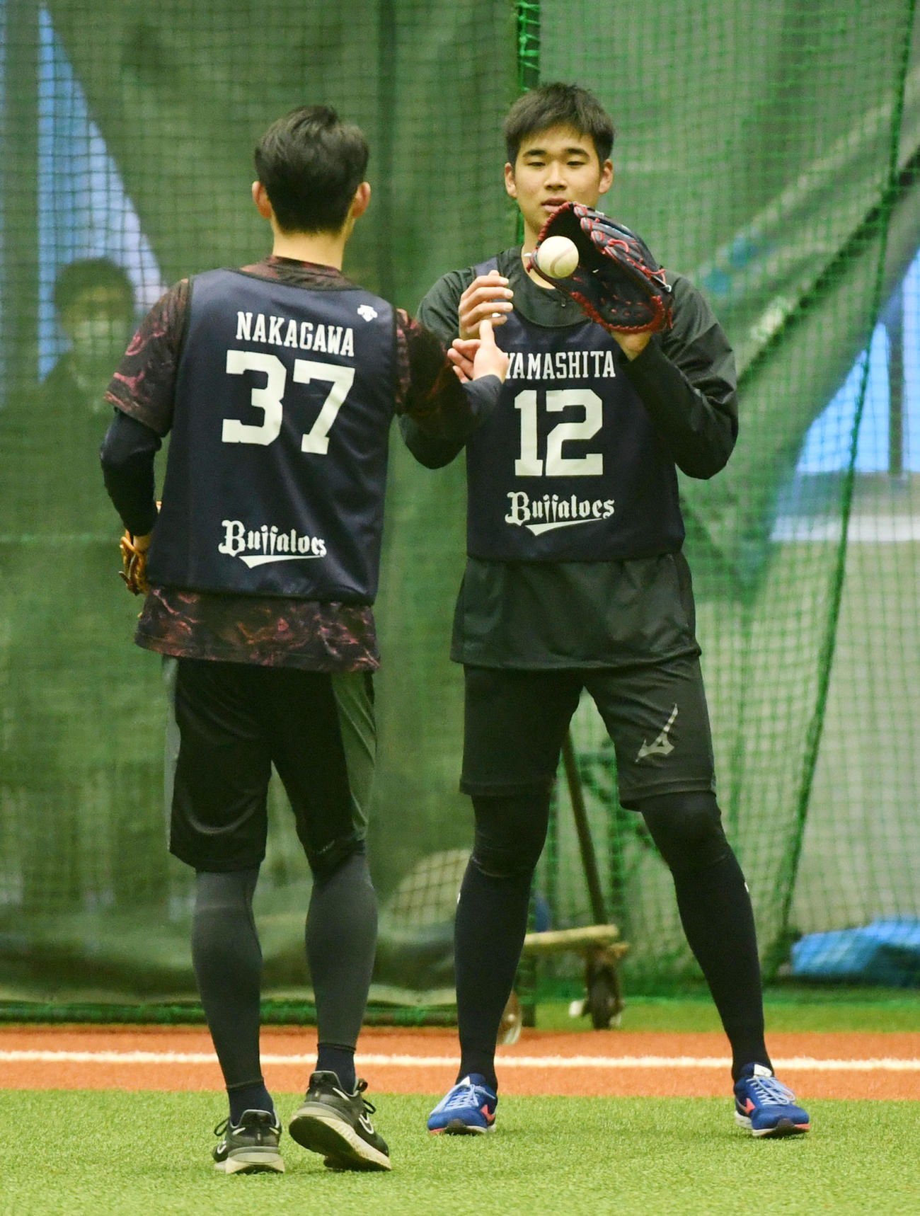 中川颯（左）とキャッチボールを行った山下（撮影・前岡正明）