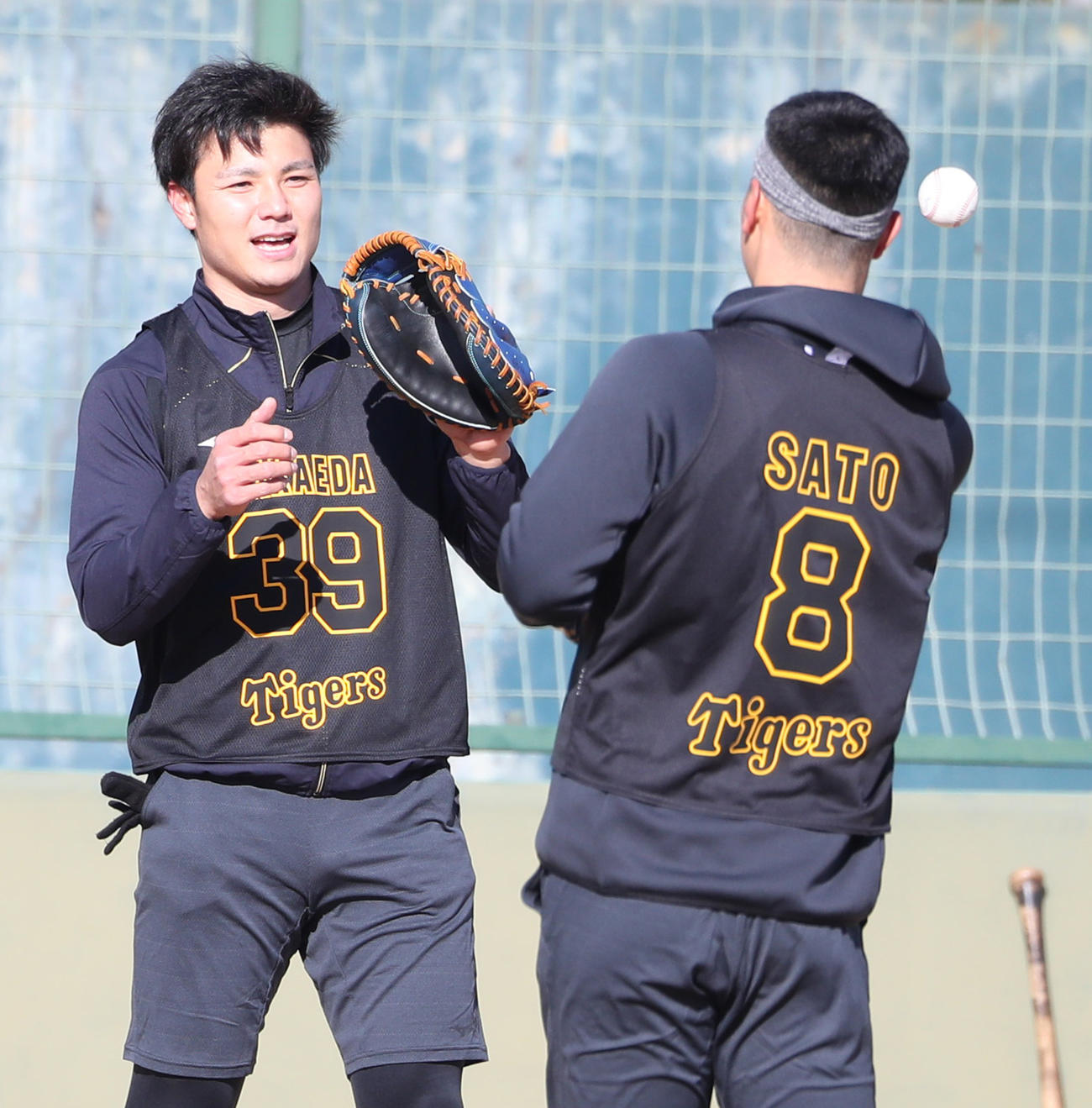 佐藤輝（右）とキャッチボールを終える栄枝（代表撮影）