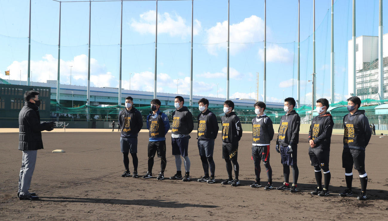 矢野監督の訓示を受ける（左から）佐藤輝、伊藤将、佐藤蓮、栄枝、村上、中野、高寺、石井大、岩田将（2021年1月9日・代表撮影）