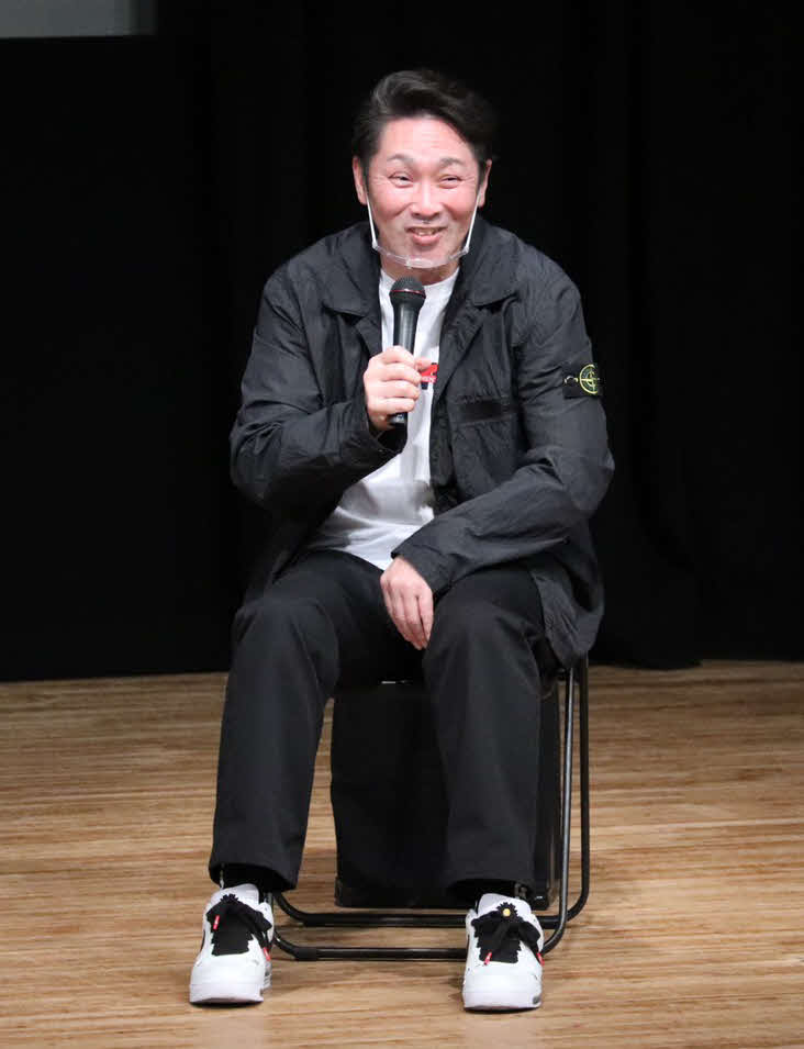 笑顔で話す巨人元木ヘッドコーチ（撮影・久永壮真）