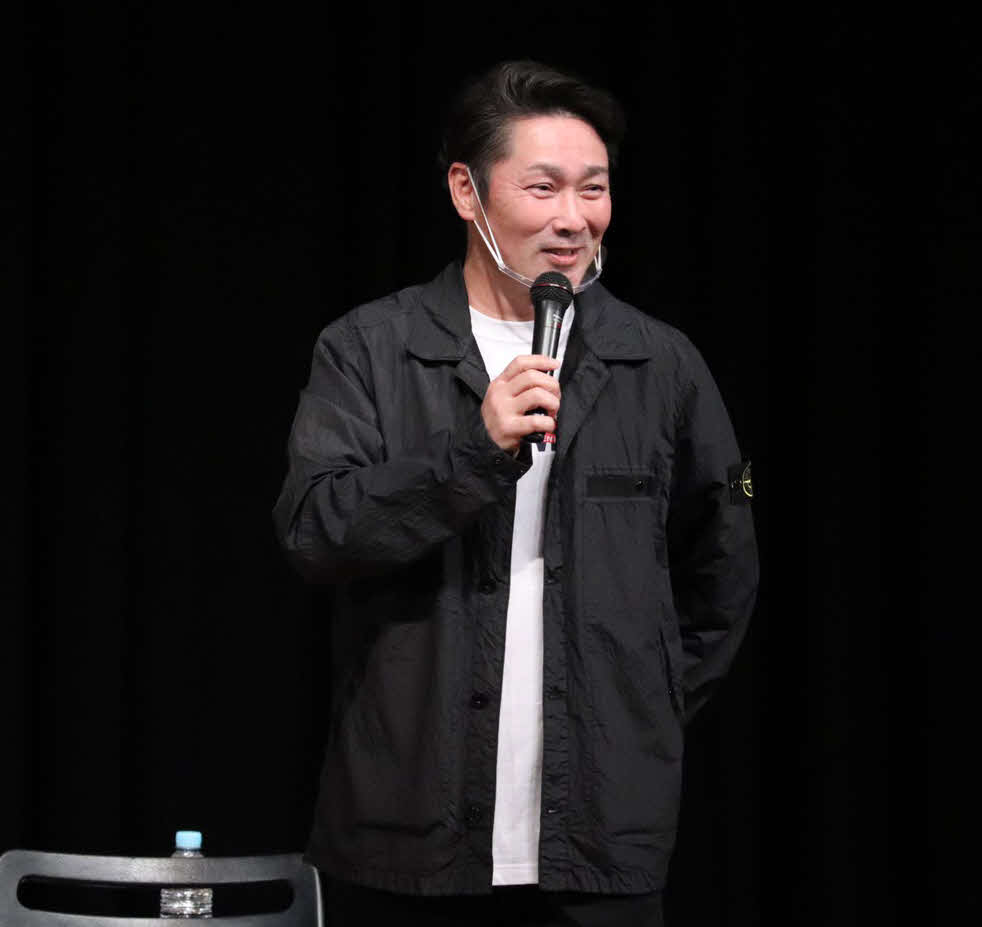 笑顔で話す巨人元木ヘッドコーチ（撮影・久永壮真）