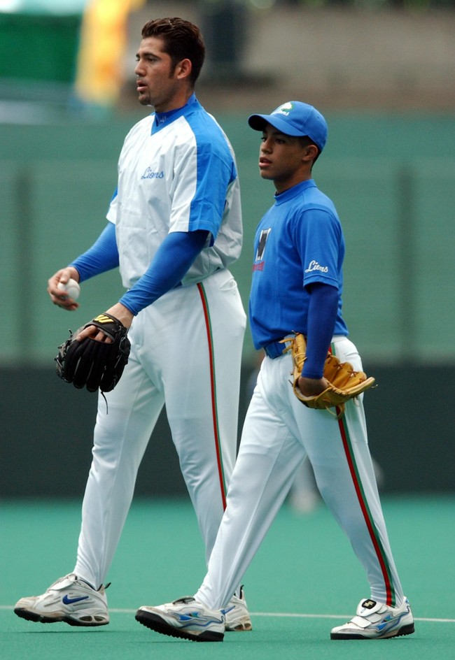 2002年7月16日、試合前、長男のラモン君と一緒に練習する西武カブレラ