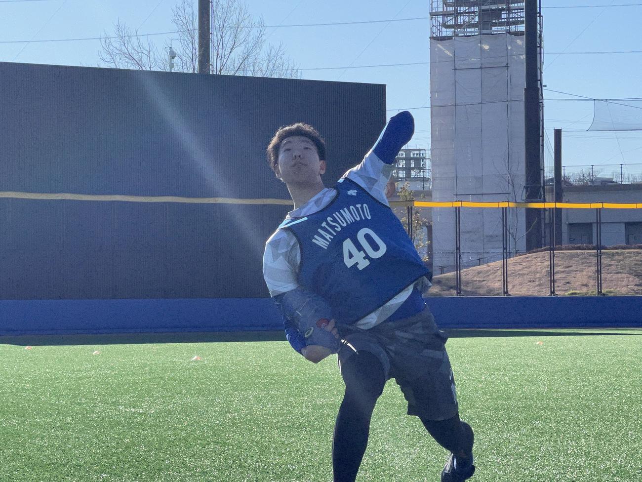 新人合同自主トレで陽光を浴びながら肘をしならせてボールを投げるドラフト3位の松本（球団提供）
